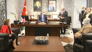 Cemal Enginyurttan o görüntüye tepki: Rektör ayakta dikiliyor, Numan Kurtulmuş koltukta