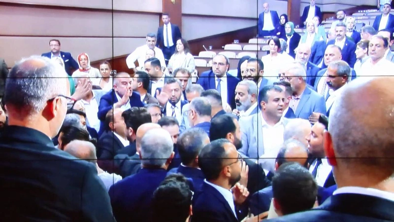 İBB Meclisi'nde Kavga Çıktı: Oturuma Ara Verildi