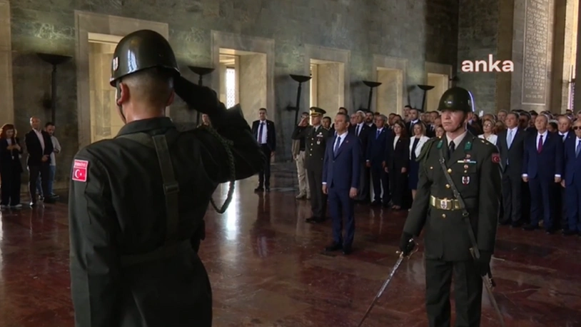 CHP'nin 101'inci kuruluş yıl dönümü... Özgür Özel başkanlığındaki heyet Anıtkabir'i ziyaret etti