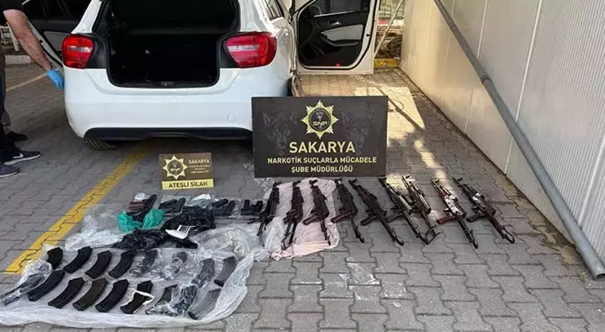 Polis memurunun aracında 9 kaleşnikof ve 5 tabanca ele geçirildi