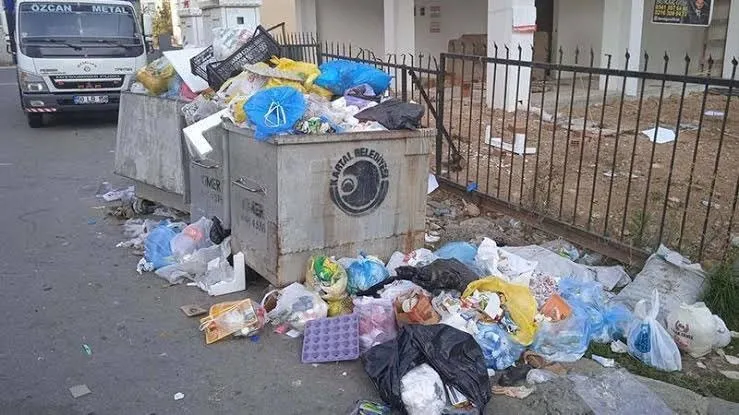 CHP'nin yönettiği Kartal'da çöp dağları yükseliyor! Toplanmayan atıklar için her gün 1 milyon TL ödüyor