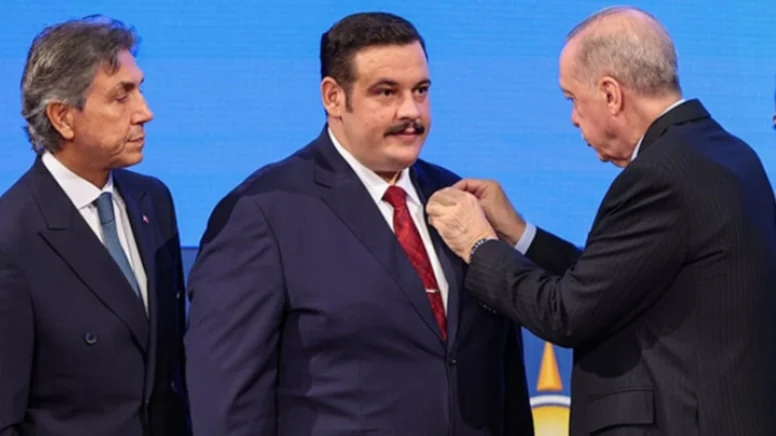 Erdoğan, 'kilo ver' dedi, rozet taktı: AKP'ye geçen başkan rüşvetten gözaltına alınmış!
