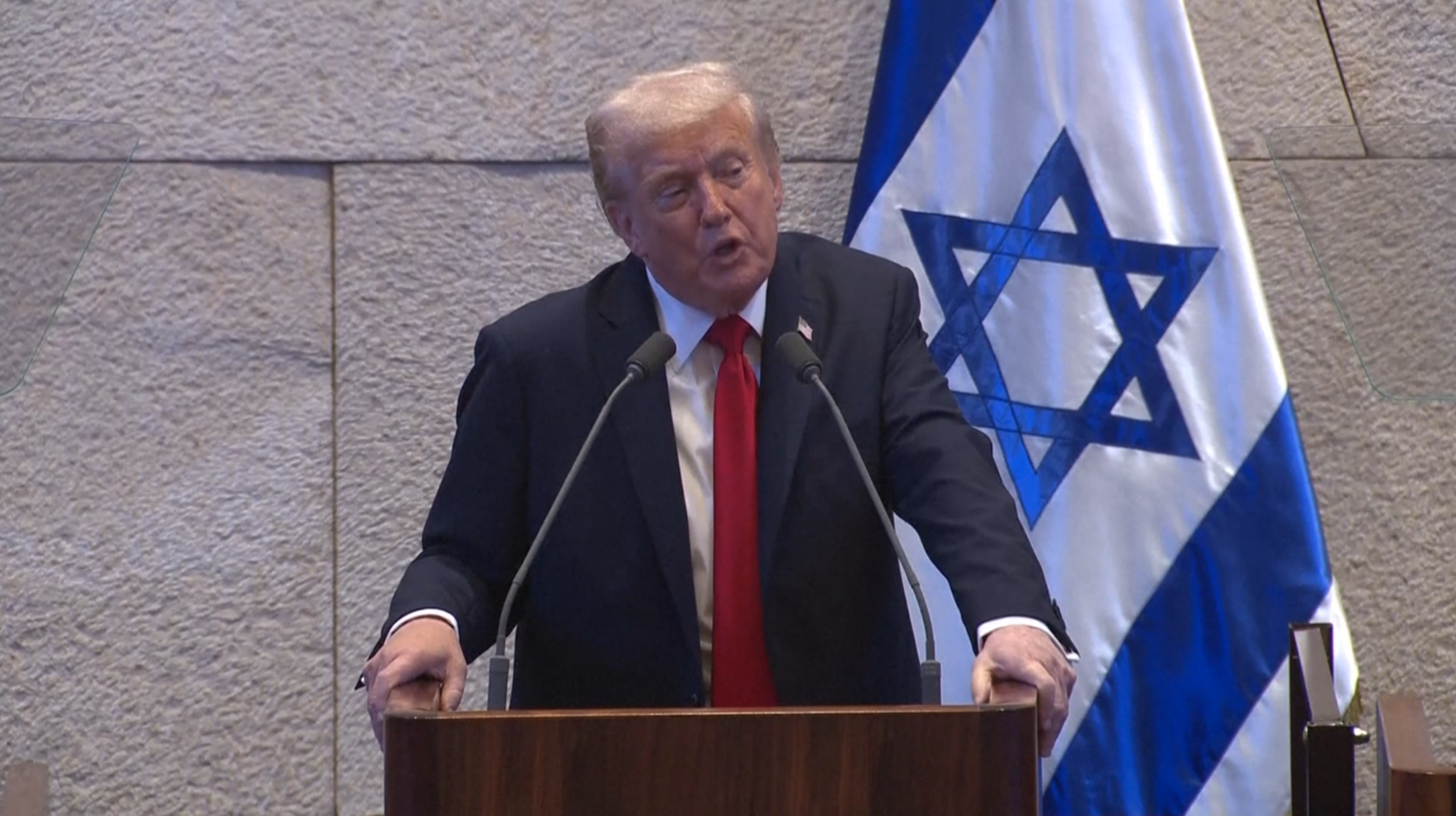 Trump mecliste protesto edildi